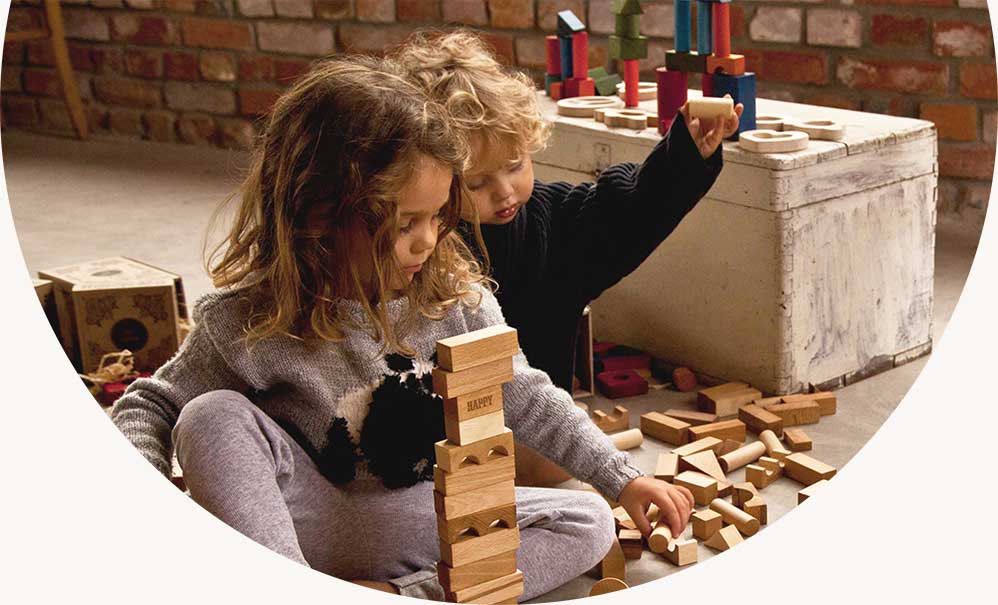 main-banner-children-building-with-blocks
