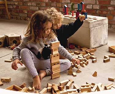 main-banner-children-building-with-blocks